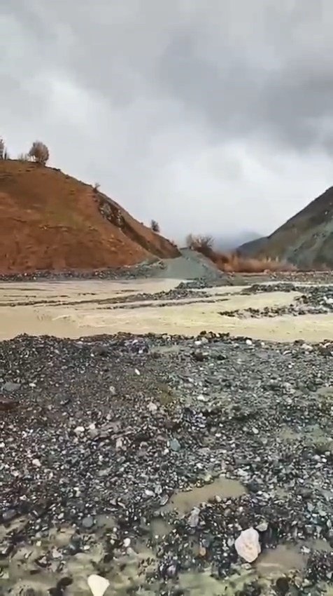 Heyelan nedeniyle açılan alternatif yol sular altında kaldı
