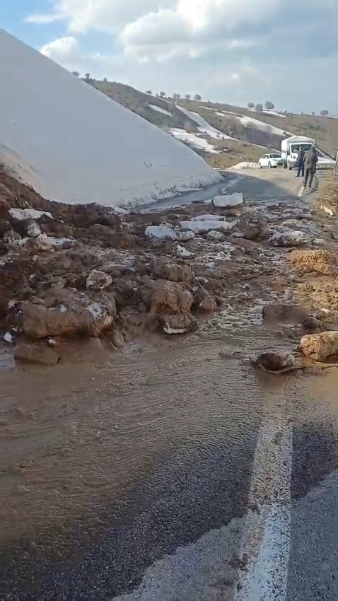 Heyelan nedeniyle kapanan Hasköy-Mutki yolu açıldı
