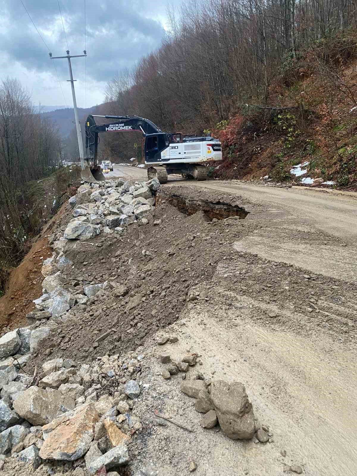 Heyelan nedeniyle kapanan yol onarıldı
