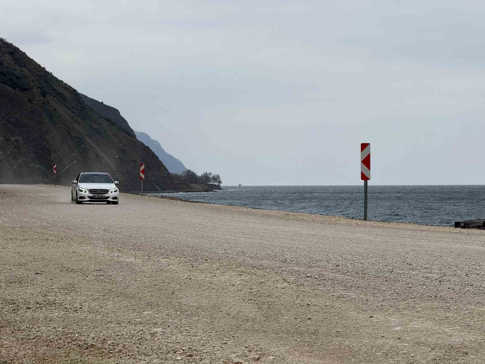 Heyelan sonrası kapanan yol yeniden ulaşıma açıldı
