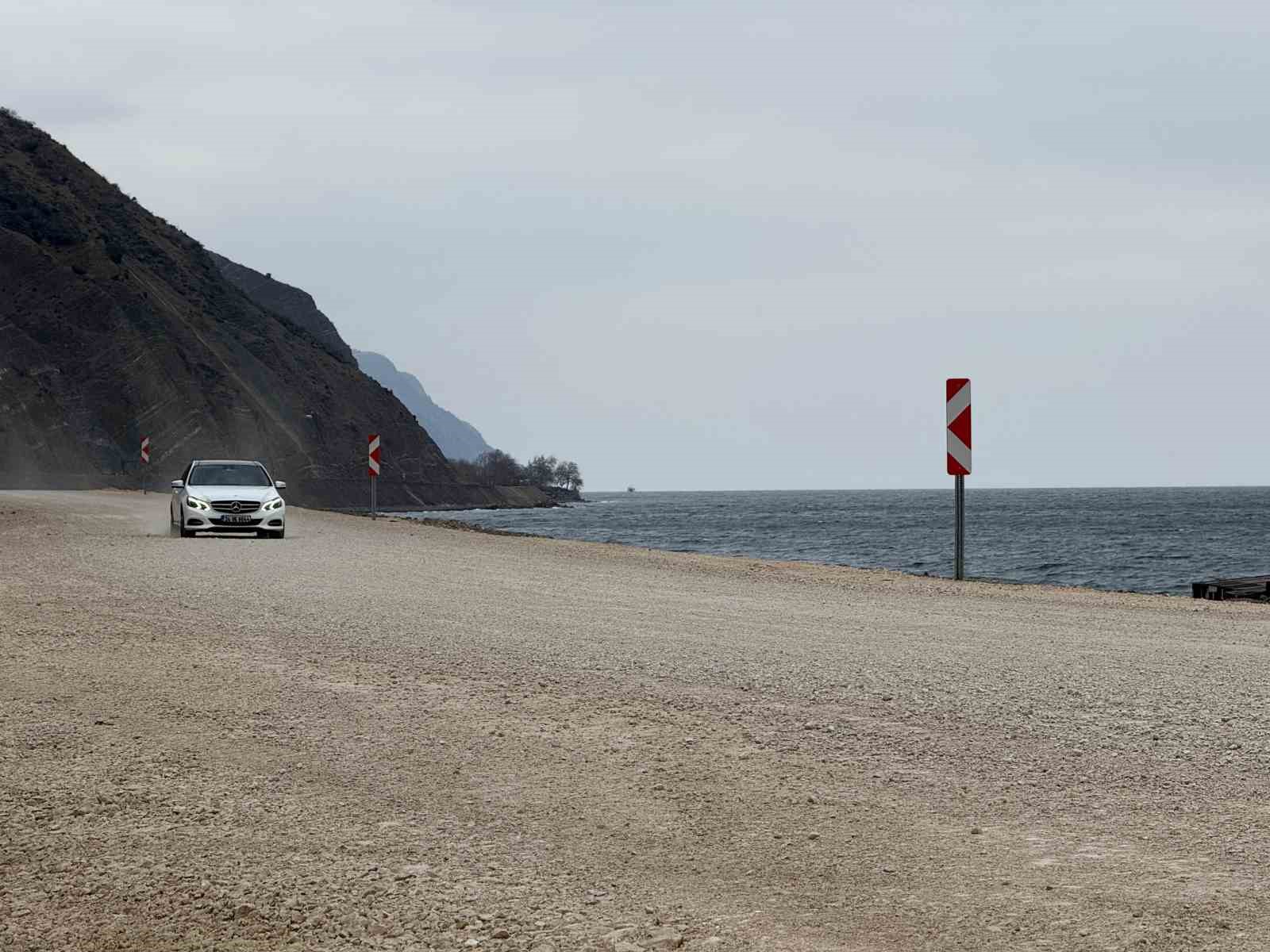 Heyelan sonrası kapanan yol yeniden ulaşıma açıldı
