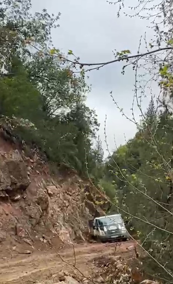 Heyelan sonrası yol çamura bulandı, offroad yarışlarını aratmayan görüntüler ortaya çıktı
