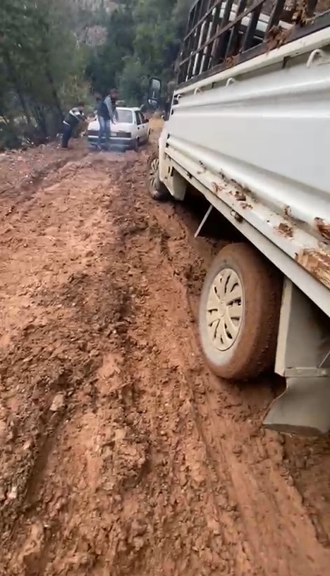 Heyelan sonrası yol çamura bulandı, offroad yarışlarını aratmayan görüntüler ortaya çıktı
