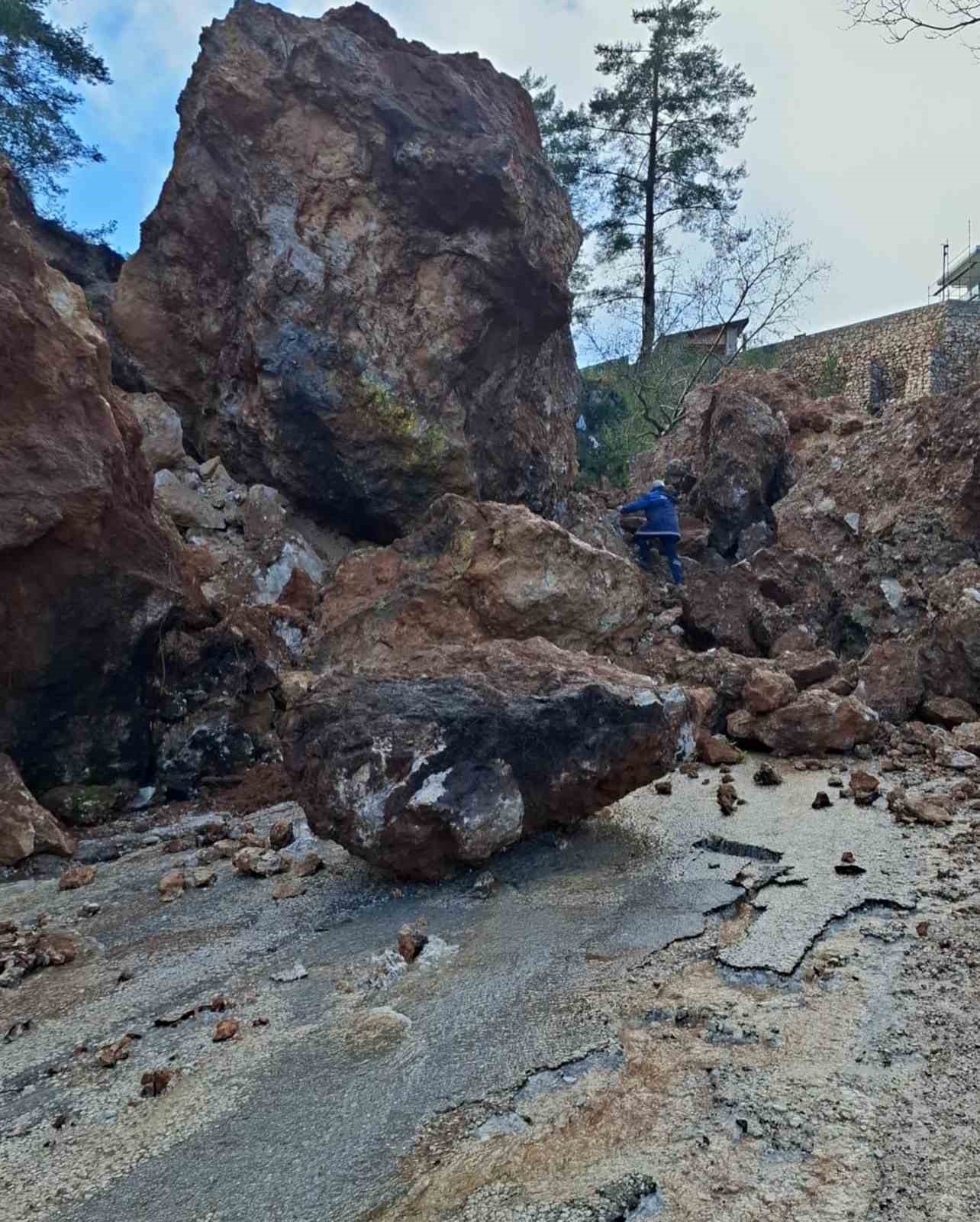 Heyelan su isale hatlarına zarar verdi
