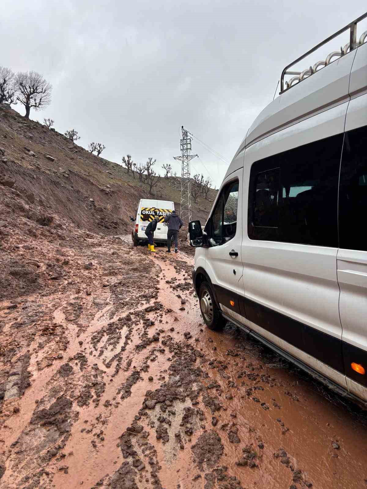 Heyelanda çamura saplanan okul taşıtı köylülerce kurtarıldı
