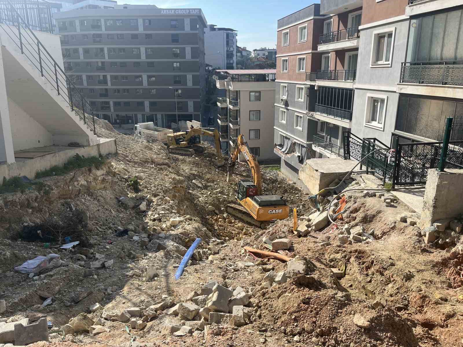 Heyelanda çöken istinat duvarının enkazını kaldırma çalışmaları sürüyor
