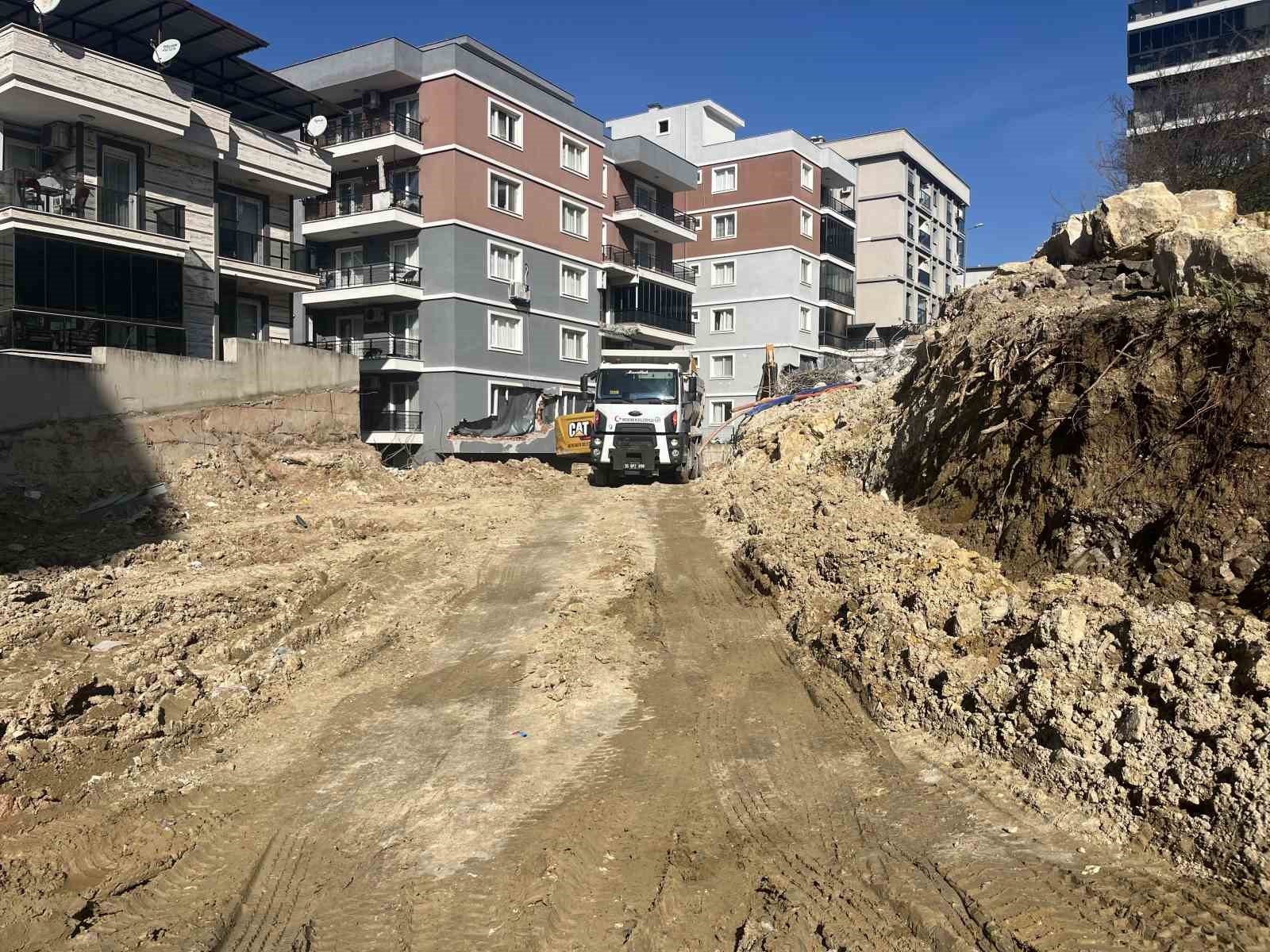 Heyelanda çöken istinat duvarının enkazını kaldırma çalışmaları sürüyor
