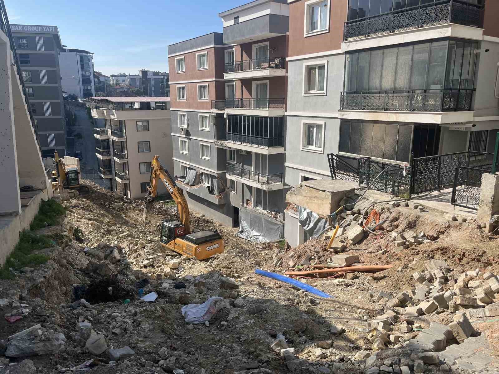 Heyelanda çöken istinat duvarının enkazını kaldırma çalışmaları sürüyor
