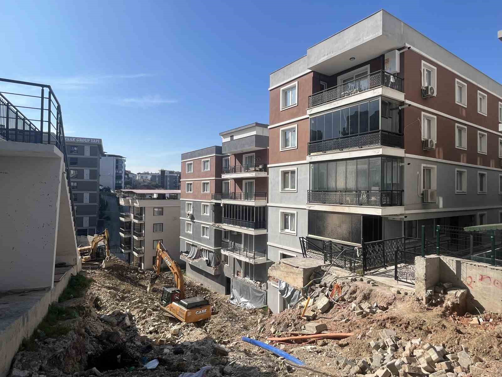 Heyelanda çöken istinat duvarının enkazını kaldırma çalışmaları sürüyor
