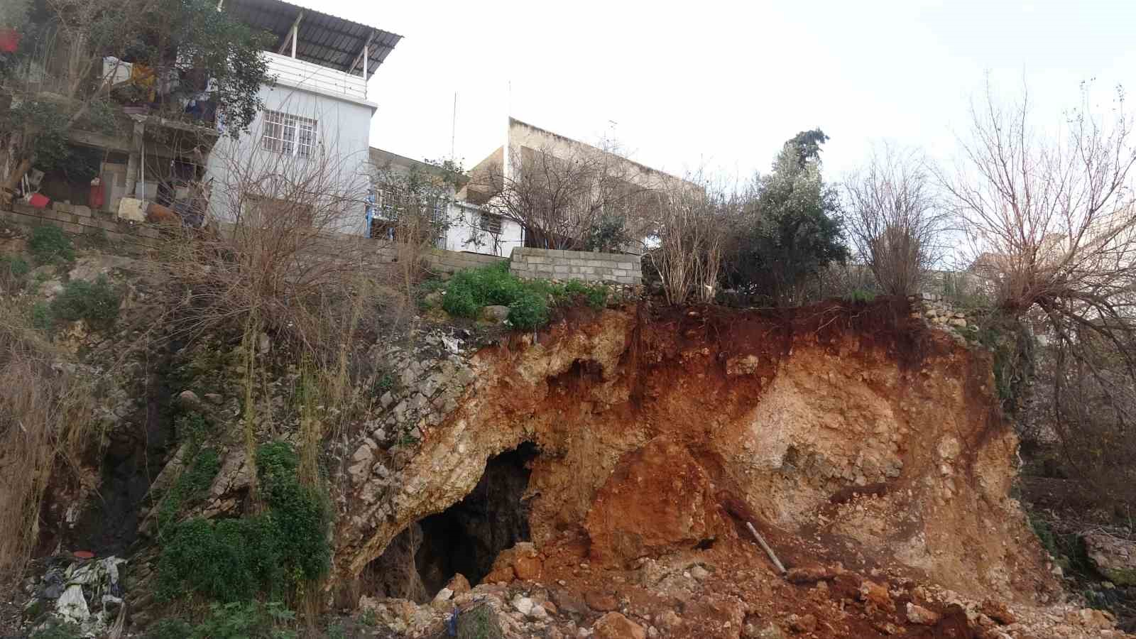 Heyelanla birlikte evlerin altındaki mağara ortaya çıktı
