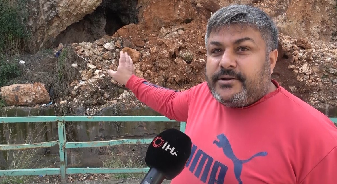 Heyelanla birlikte evlerin altındaki mağara ortaya çıktı
