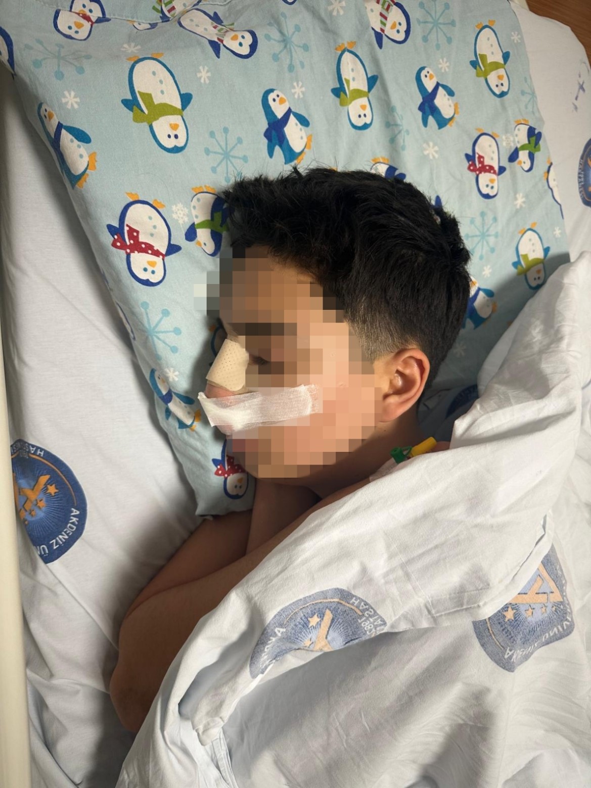 Hiç tanımadıkları genci "Neden bakıyorsun" diye darp edip burnunu kırdılar
