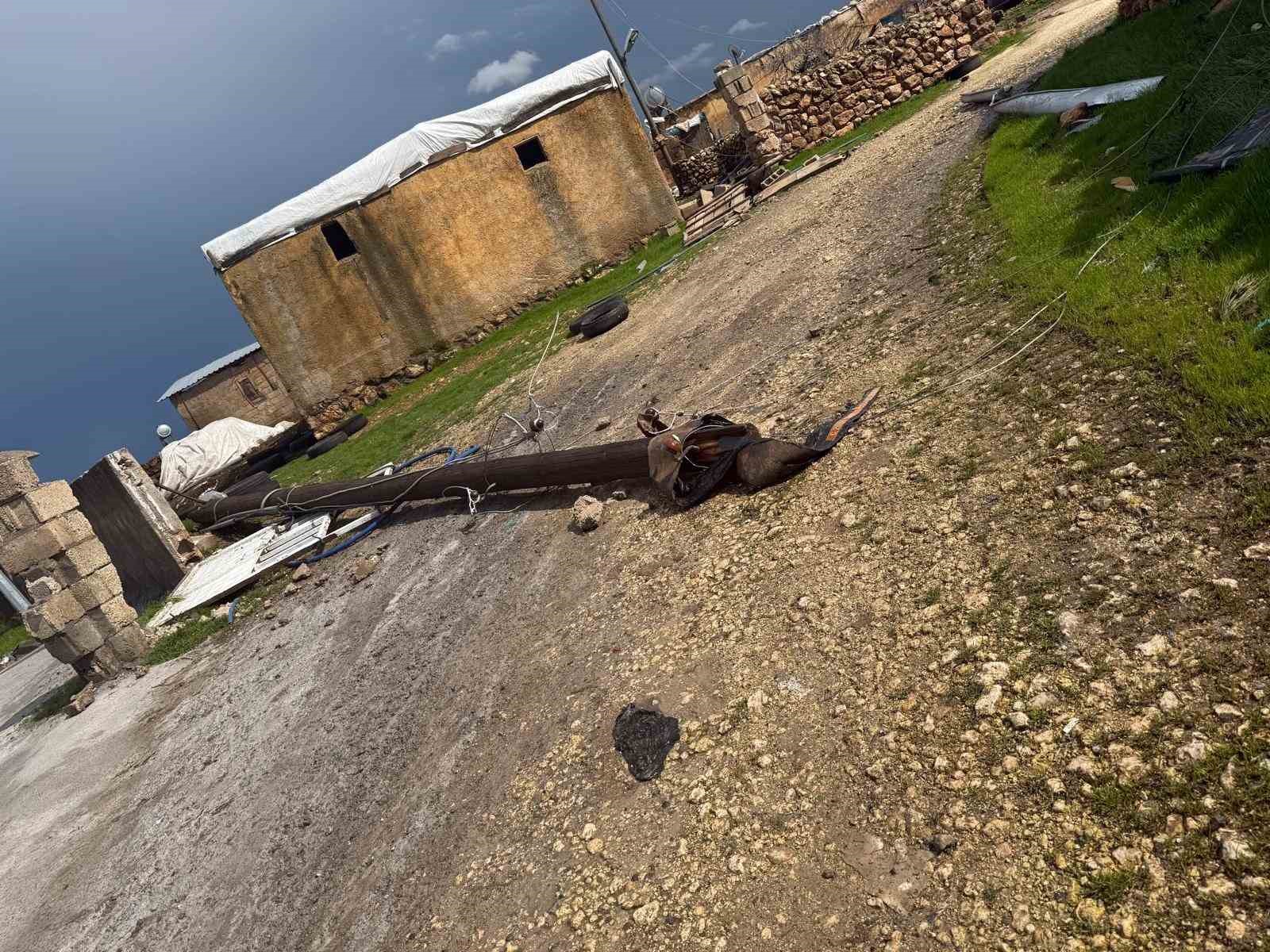 Hilvan’da dehşet anları kamerada: Fırtına çatıları uçurdu, direkleri devirdi
