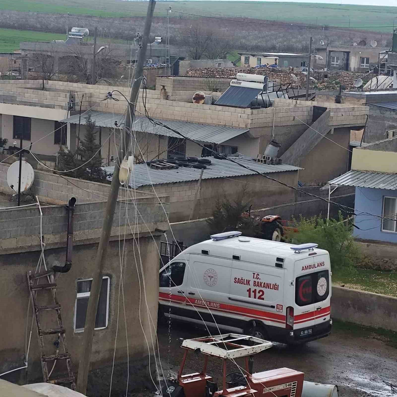 Hilvan’da dehşet anları kamerada: Fırtına çatıları uçurdu, direkleri devirdi
