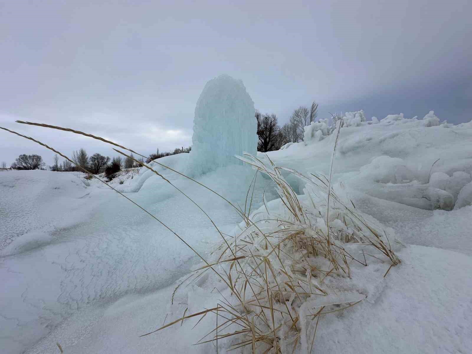 Hınıs’ta 4 metrelik buz kütlesi dikkat çekti
