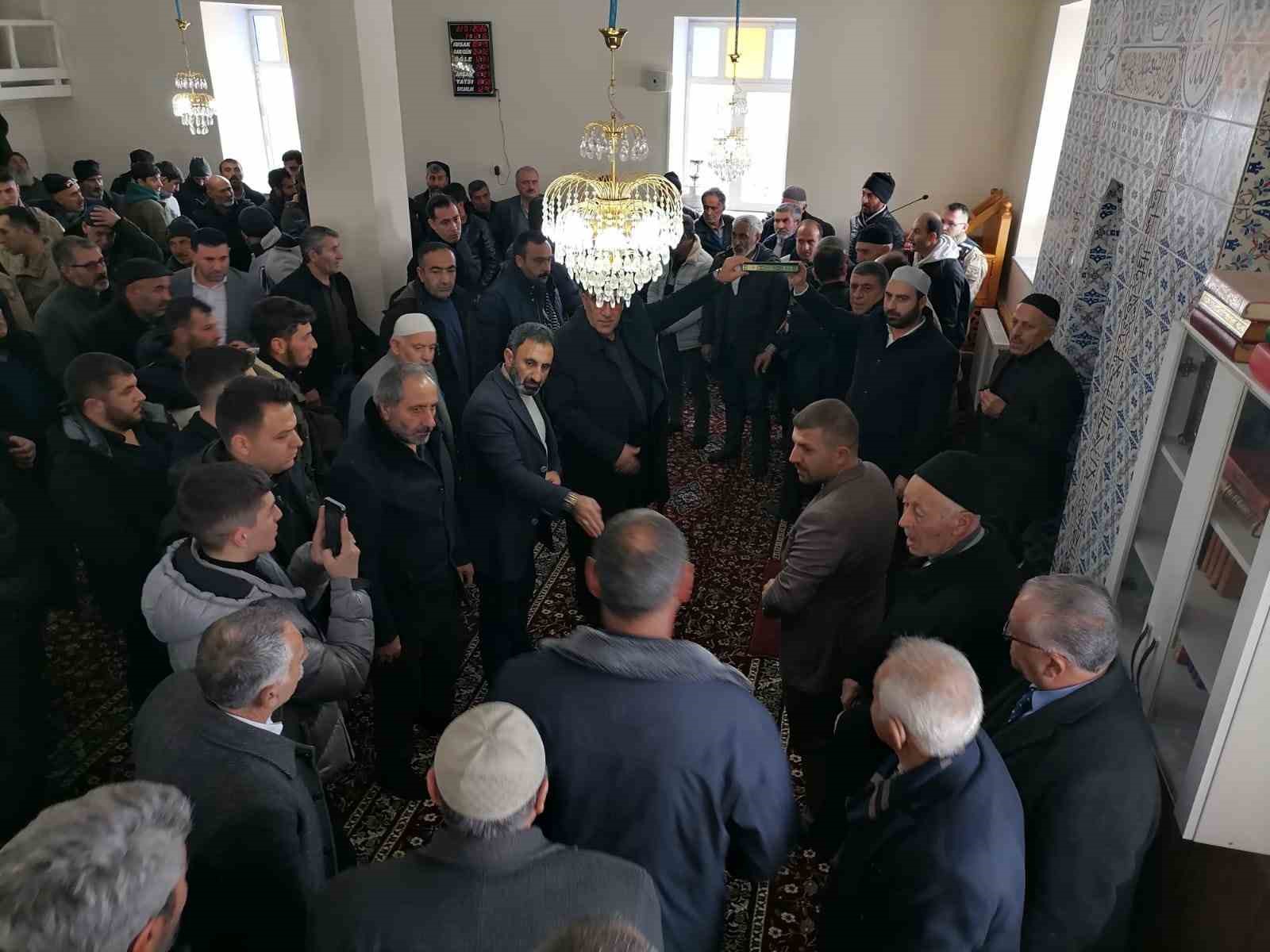Hınıs’ta husumetli aileler ilçe protokolü ve kanaat önderlerinin araya girmesiyle barıştırıldı
