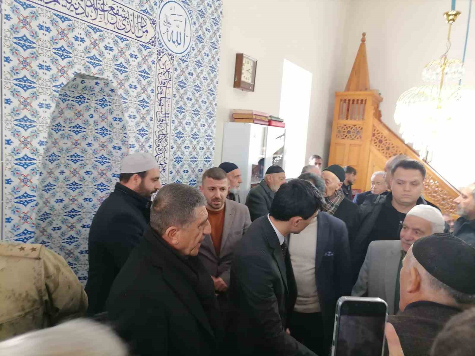 Hınıs’ta husumetli aileler ilçe protokolü ve kanaat önderlerinin araya girmesiyle barıştırıldı
