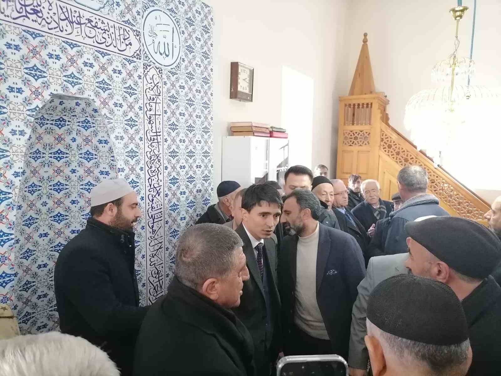 Hınıs’ta husumetli aileler ilçe protokolü ve kanaat önderlerinin araya girmesiyle barıştırıldı
