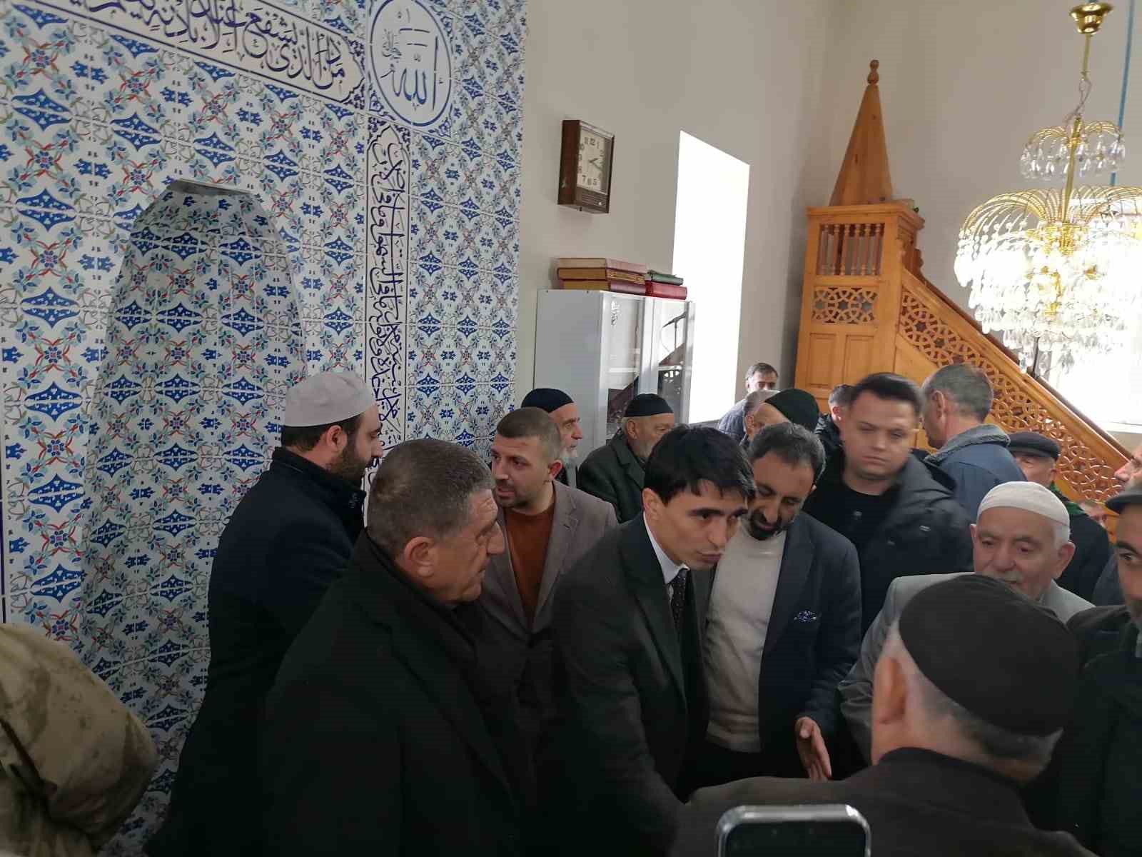 Hınıs’ta husumetli aileler ilçe protokolü ve kanaat önderlerinin araya girmesiyle barıştırıldı
