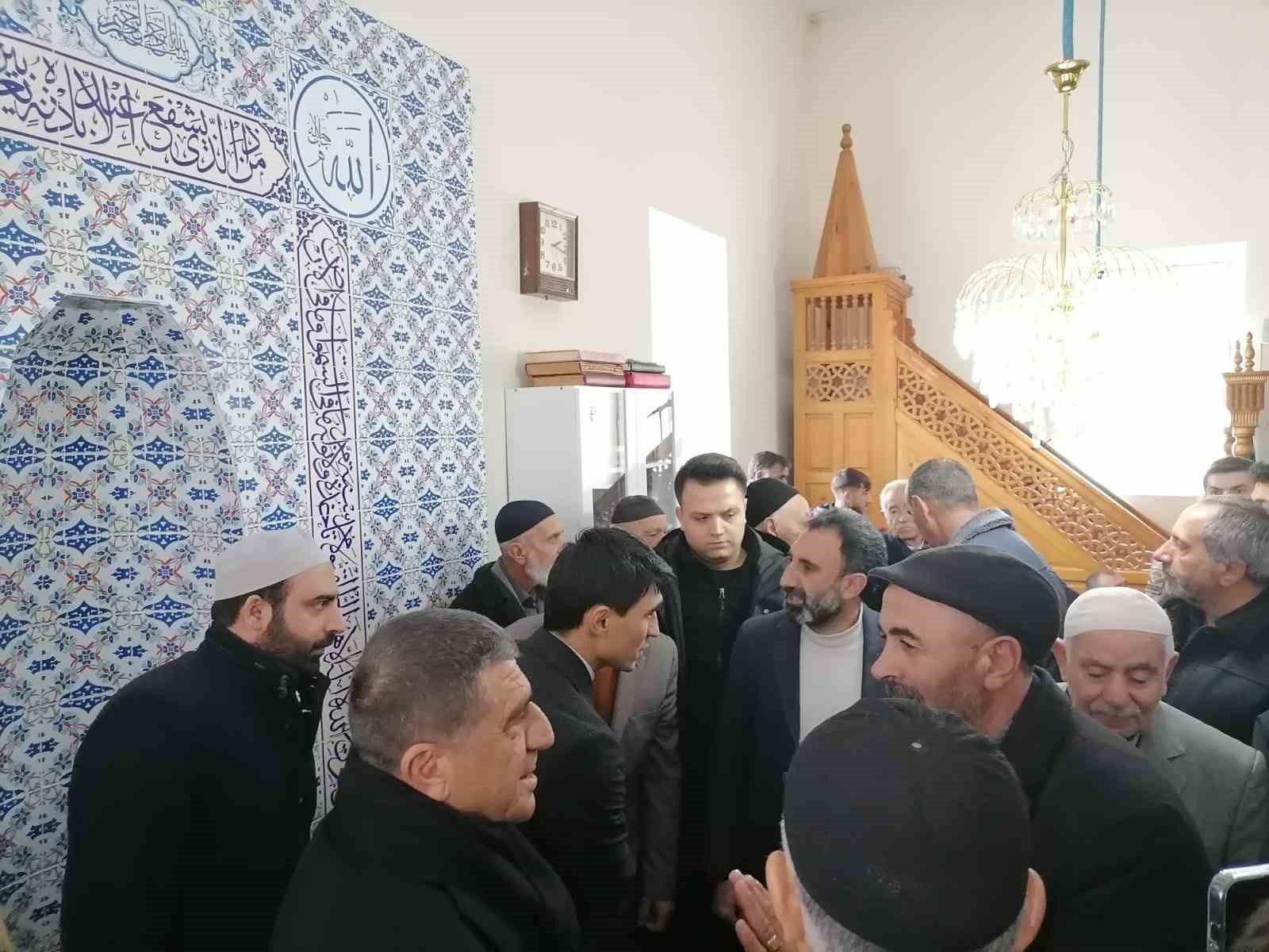 Hınıs’ta husumetli aileler ilçe protokolü ve kanaat önderlerinin araya girmesiyle barıştırıldı
