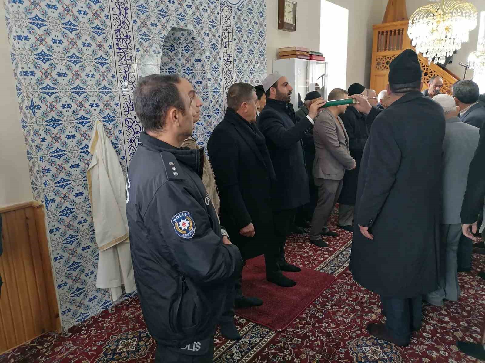 Hınıs’ta husumetli aileler ilçe protokolü ve kanaat önderlerinin araya girmesiyle barıştırıldı

