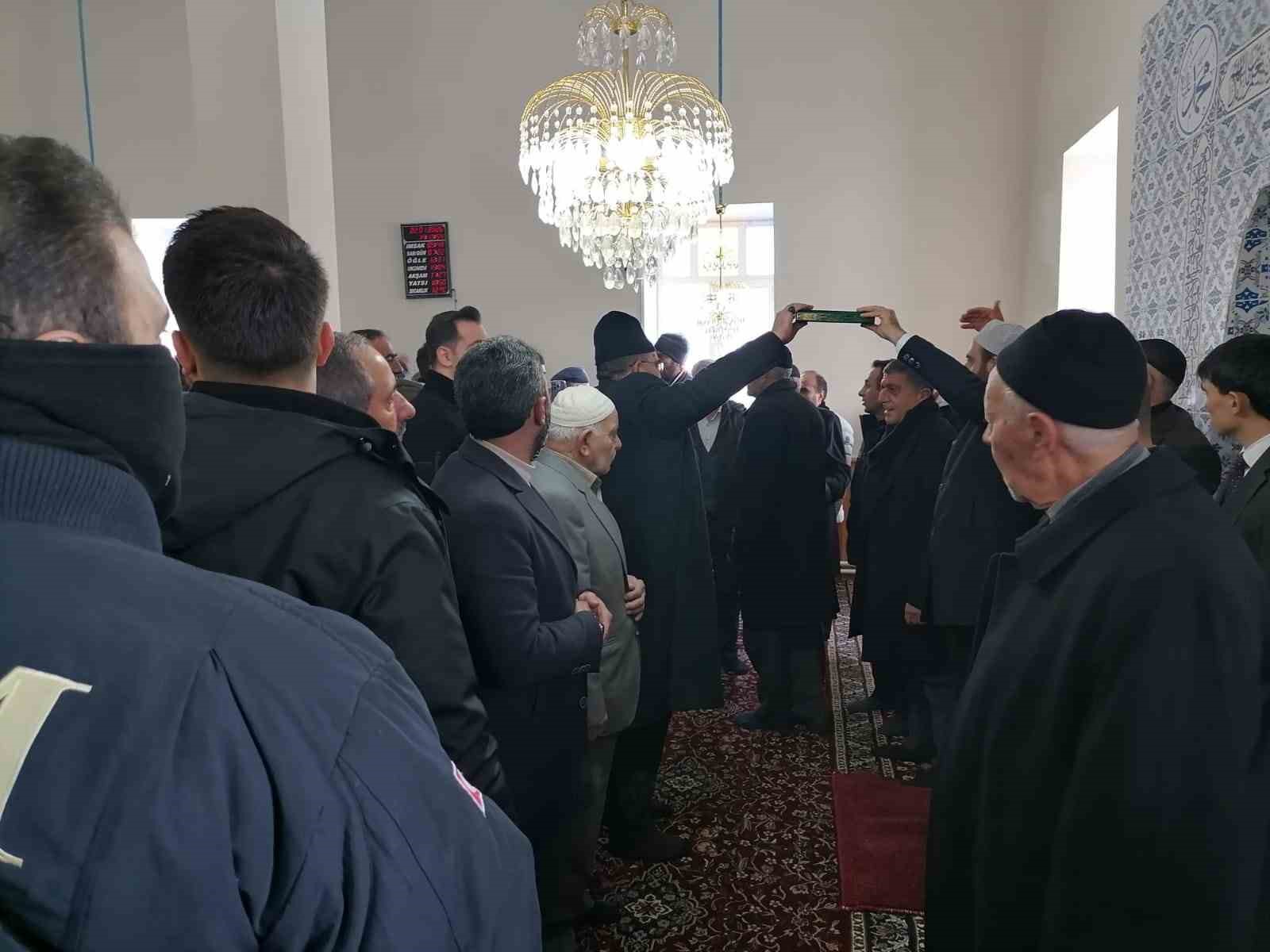 Hınıs’ta husumetli aileler ilçe protokolü ve kanaat önderlerinin araya girmesiyle barıştırıldı
