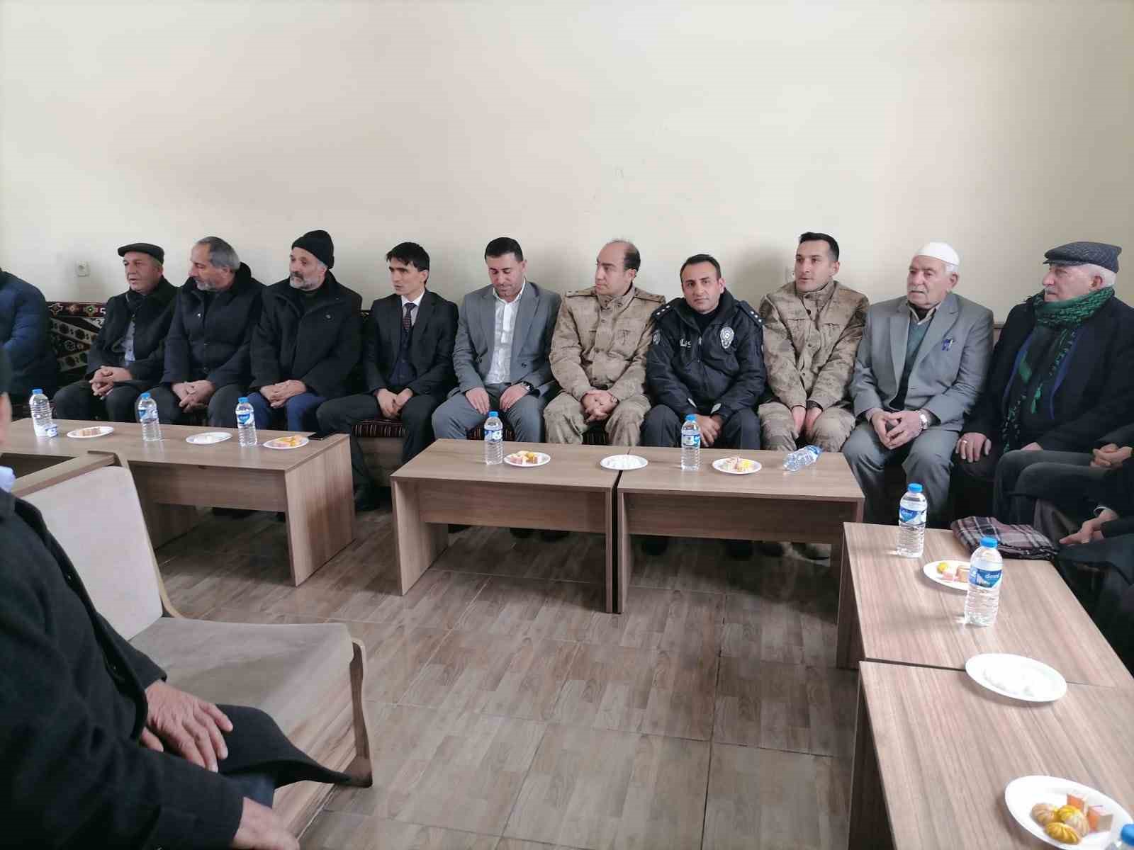 Hınıs’ta husumetli aileler ilçe protokolü ve kanaat önderlerinin araya girmesiyle barıştırıldı
