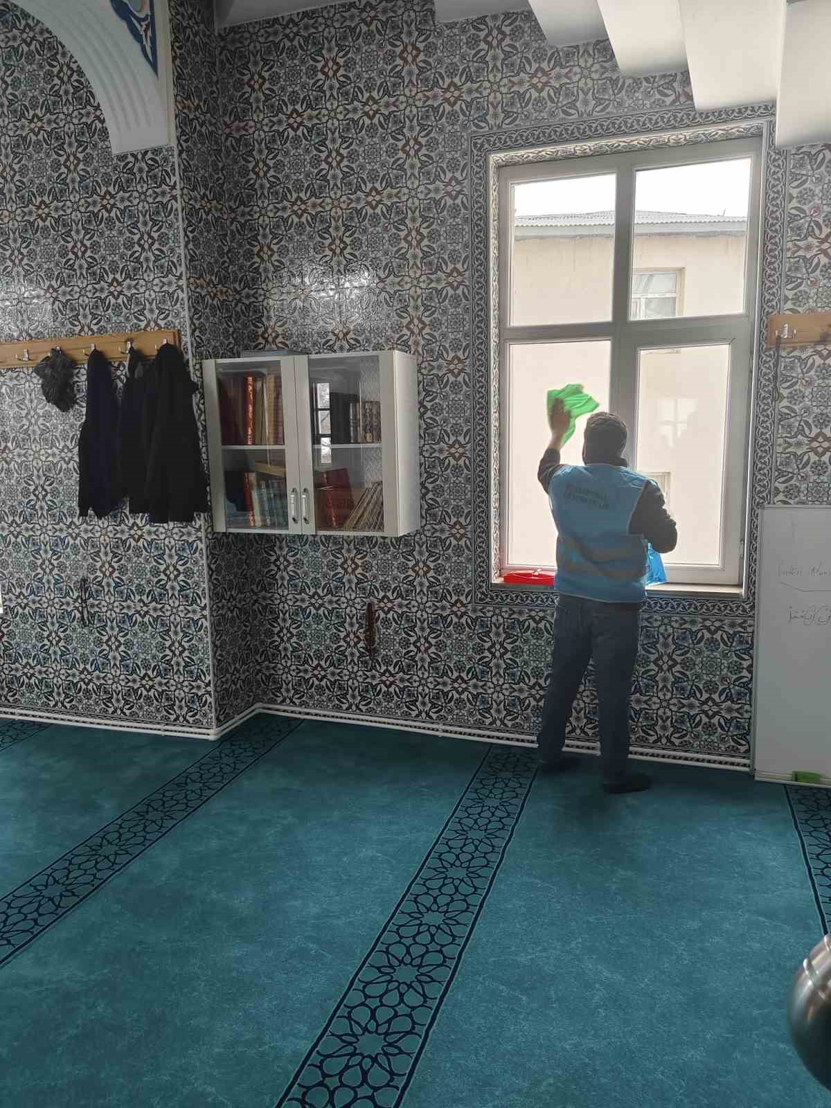 Hınıs’ta yükümlüler camilerde temizlik yaptı
