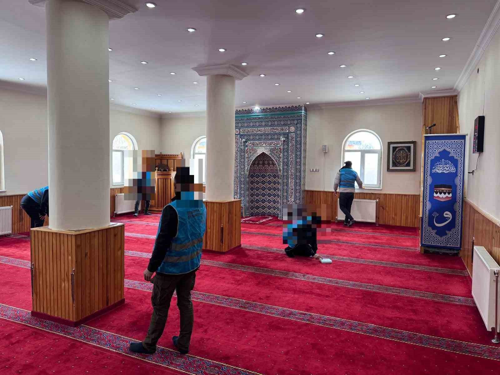 Hınıs’ta yükümlüler camilerde temizlik yaptı
