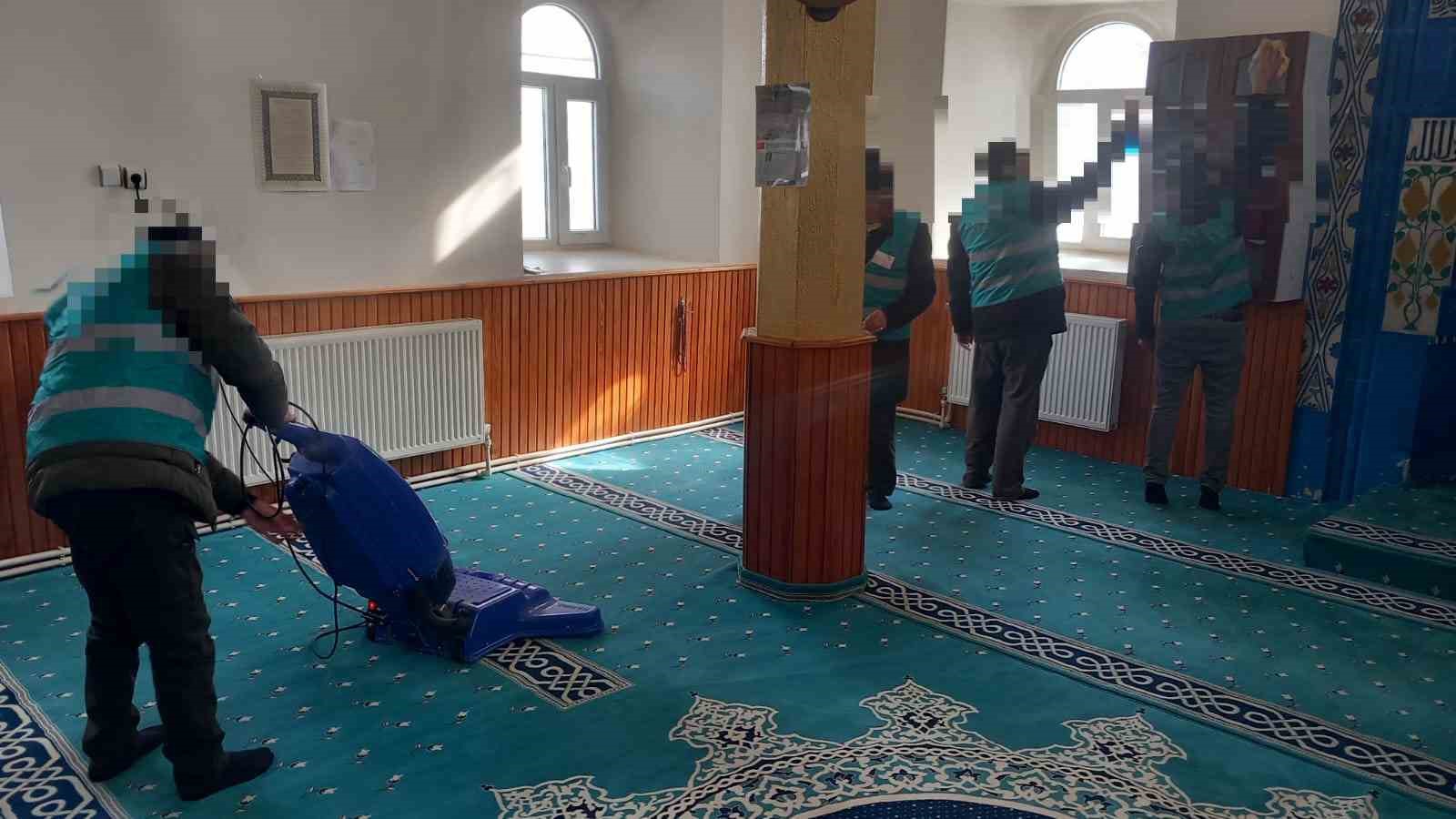 Hınıs’ta yükümlüler camilerde temizlik yaptı
