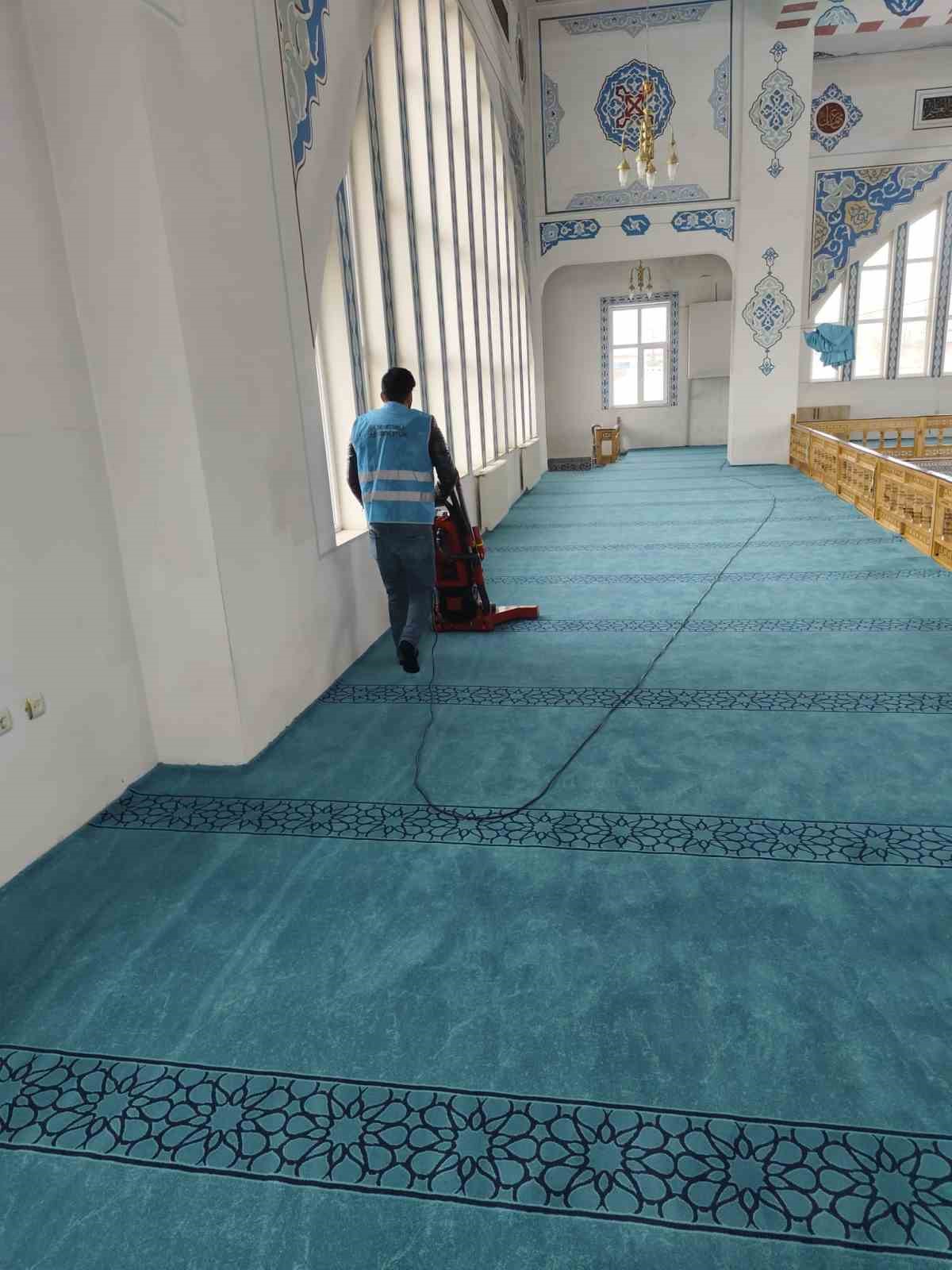 Hınıs’ta yükümlüler camilerde temizlik yaptı
