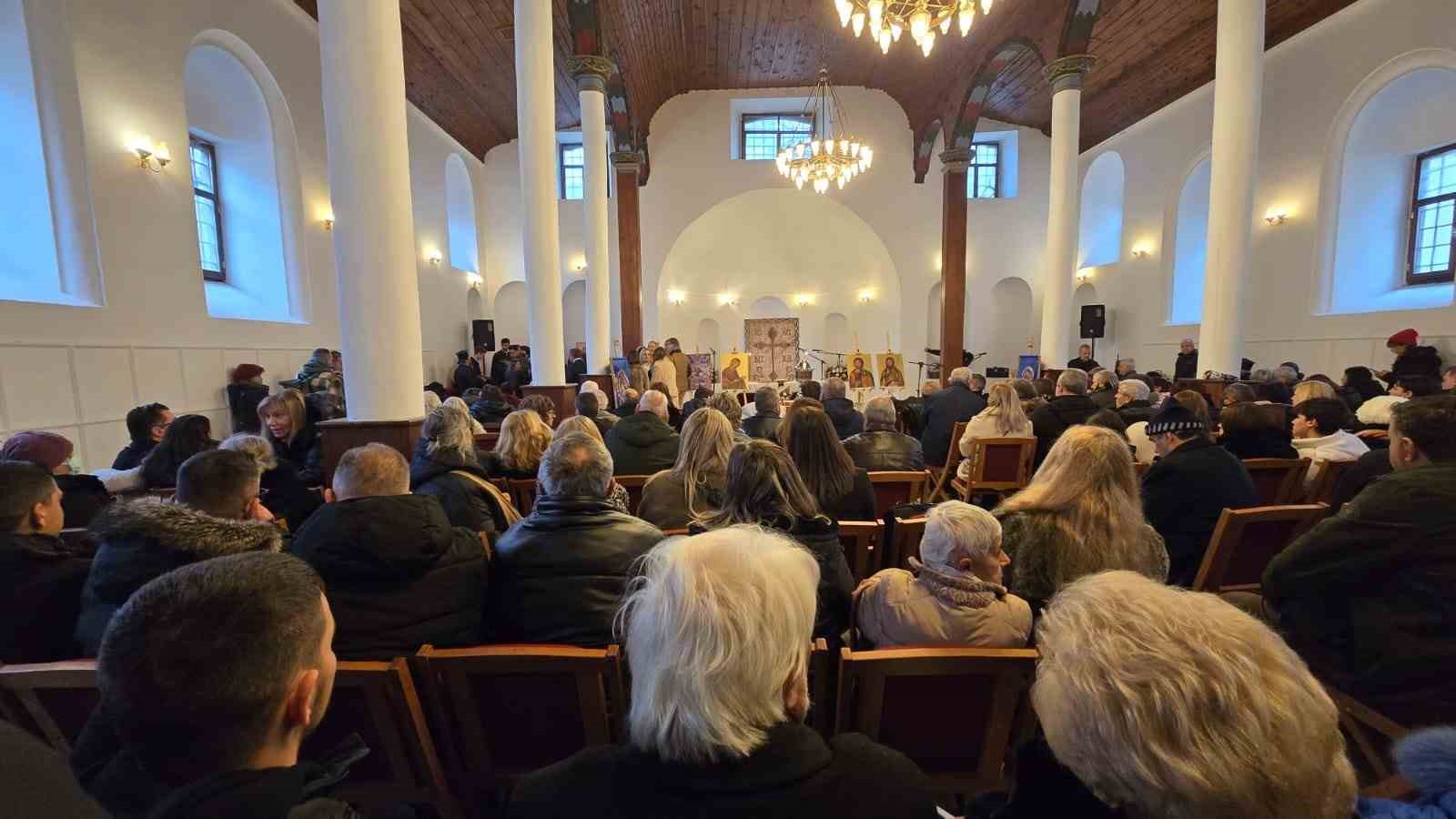 Hıristiyan topluluğu denizden haç çıkardı
