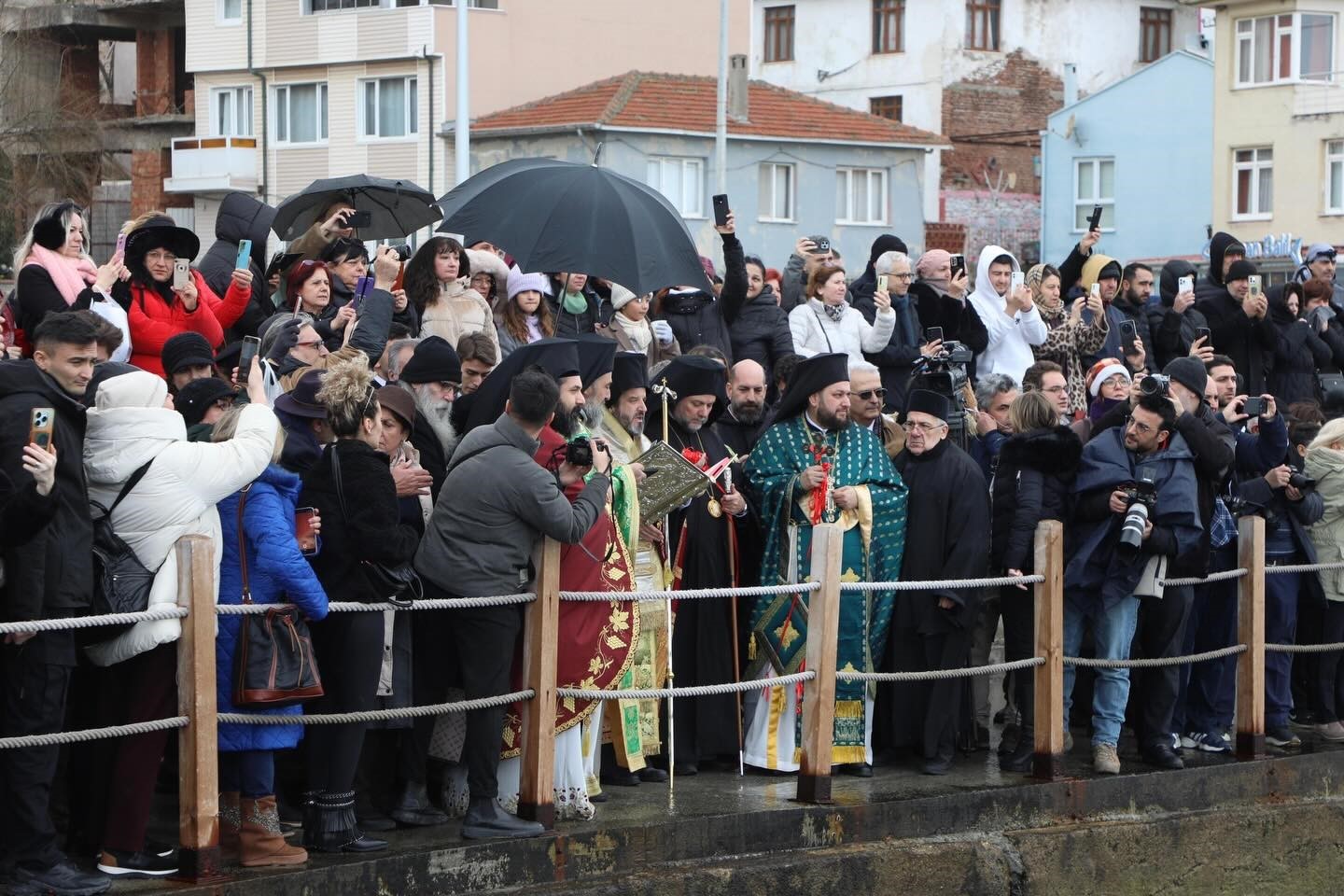 Hıristiyan topluluğu denizden haç çıkardı
