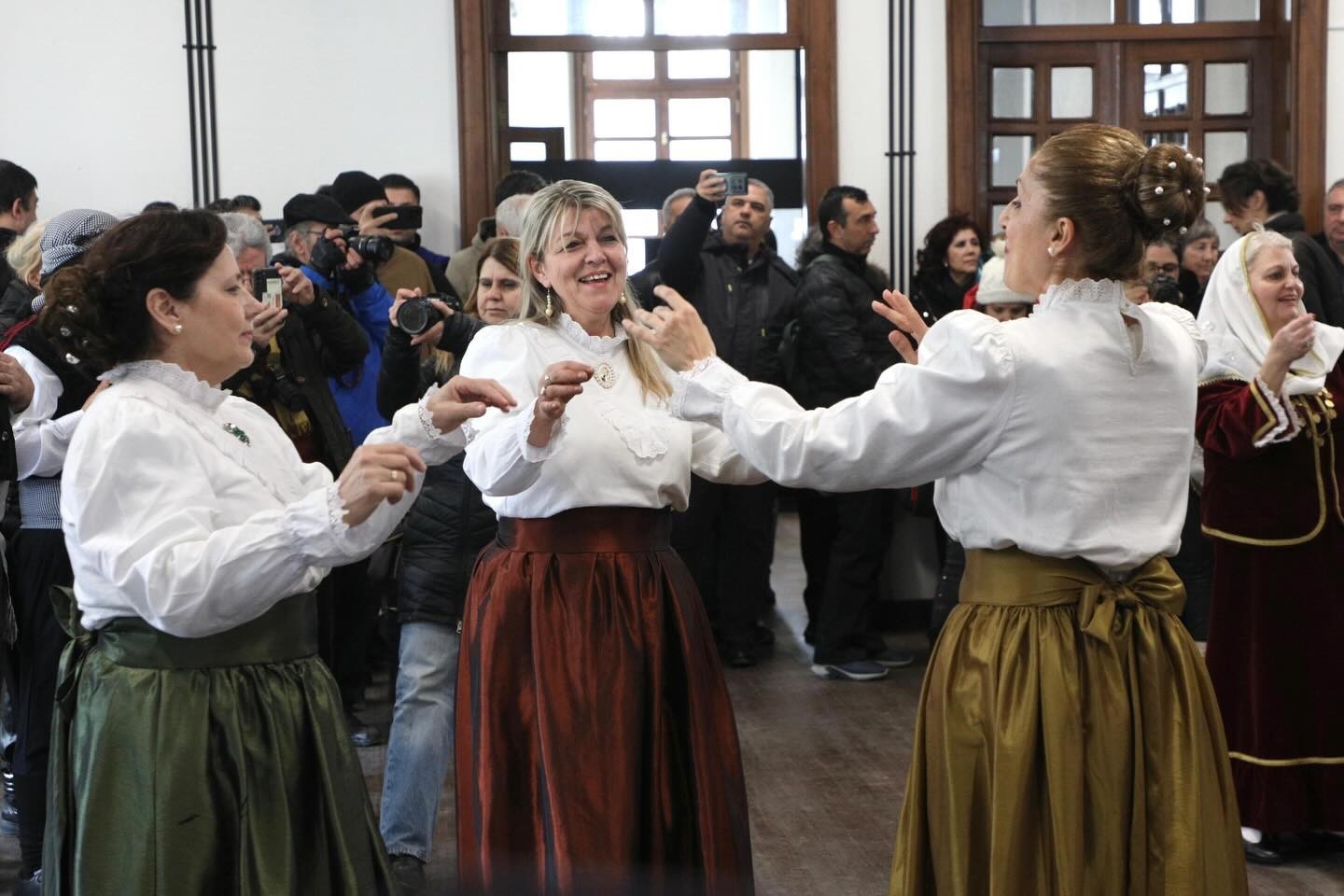 Hıristiyan topluluğu denizden haç çıkardı
