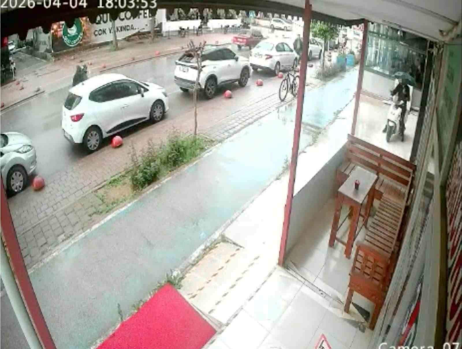 Hırsızdan pes dedirten takas: Çaldığı bisikleti bırakıp motosiklet çaldı
Hırsızdan pes dedirten takas: Çaldığı bisikleti bırakıp motosiklet çaldı