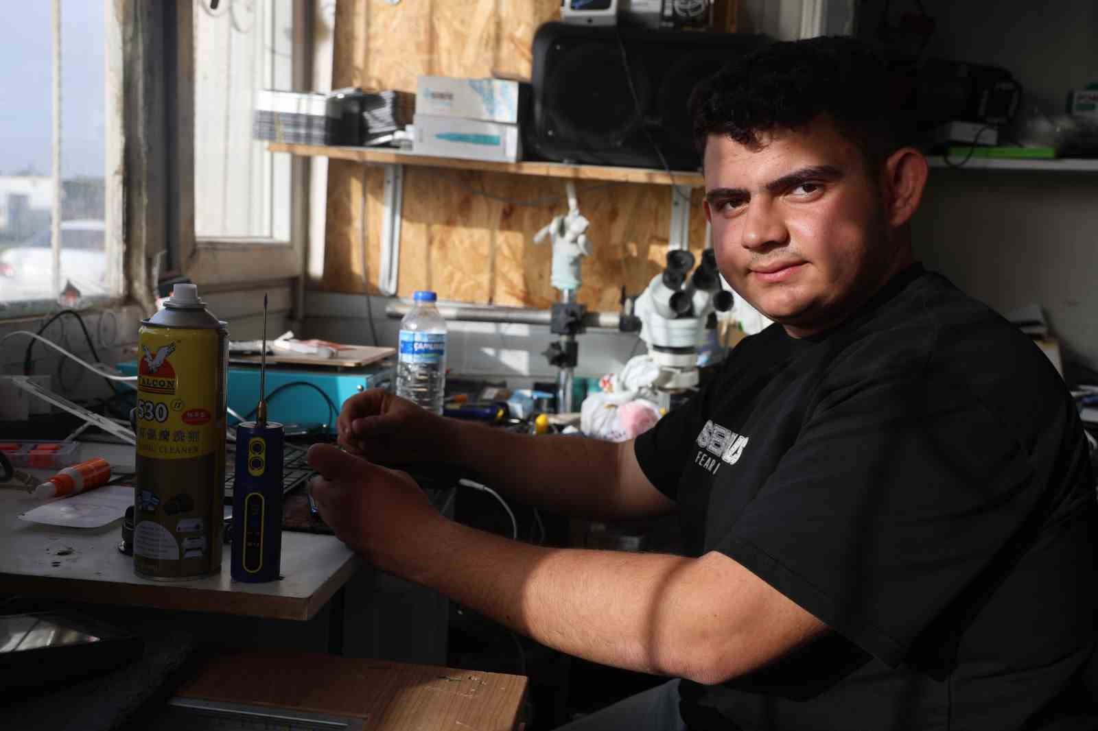 Hırsızın, arkadaşını ’sadece sıfır telefonları al’ diyerek yönlendirdiği 150 bin TL’lik soygun kamerada
