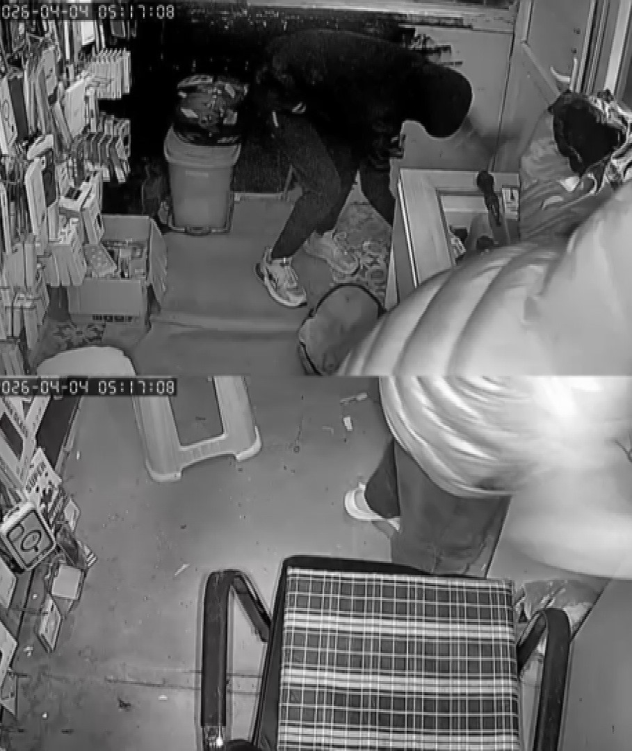 Hırsızın, arkadaşını ’sadece sıfır telefonları al’ diyerek yönlendirdiği 150 bin TL’lik soygun kamerada
