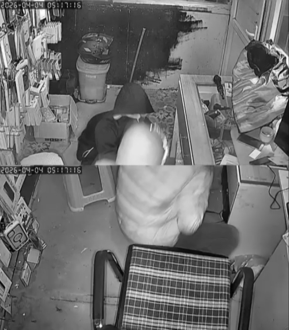 Hırsızın, arkadaşını ’sadece sıfır telefonları al’ diyerek yönlendirdiği 150 bin TL’lik soygun kamerada
