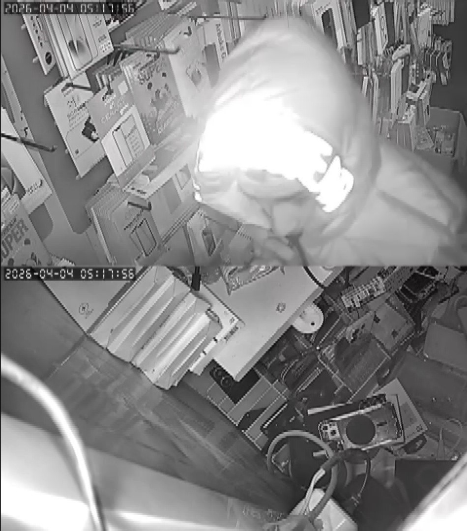 Hırsızın, arkadaşını ’sadece sıfır telefonları al’ diyerek yönlendirdiği 150 bin TL’lik soygun kamerada
