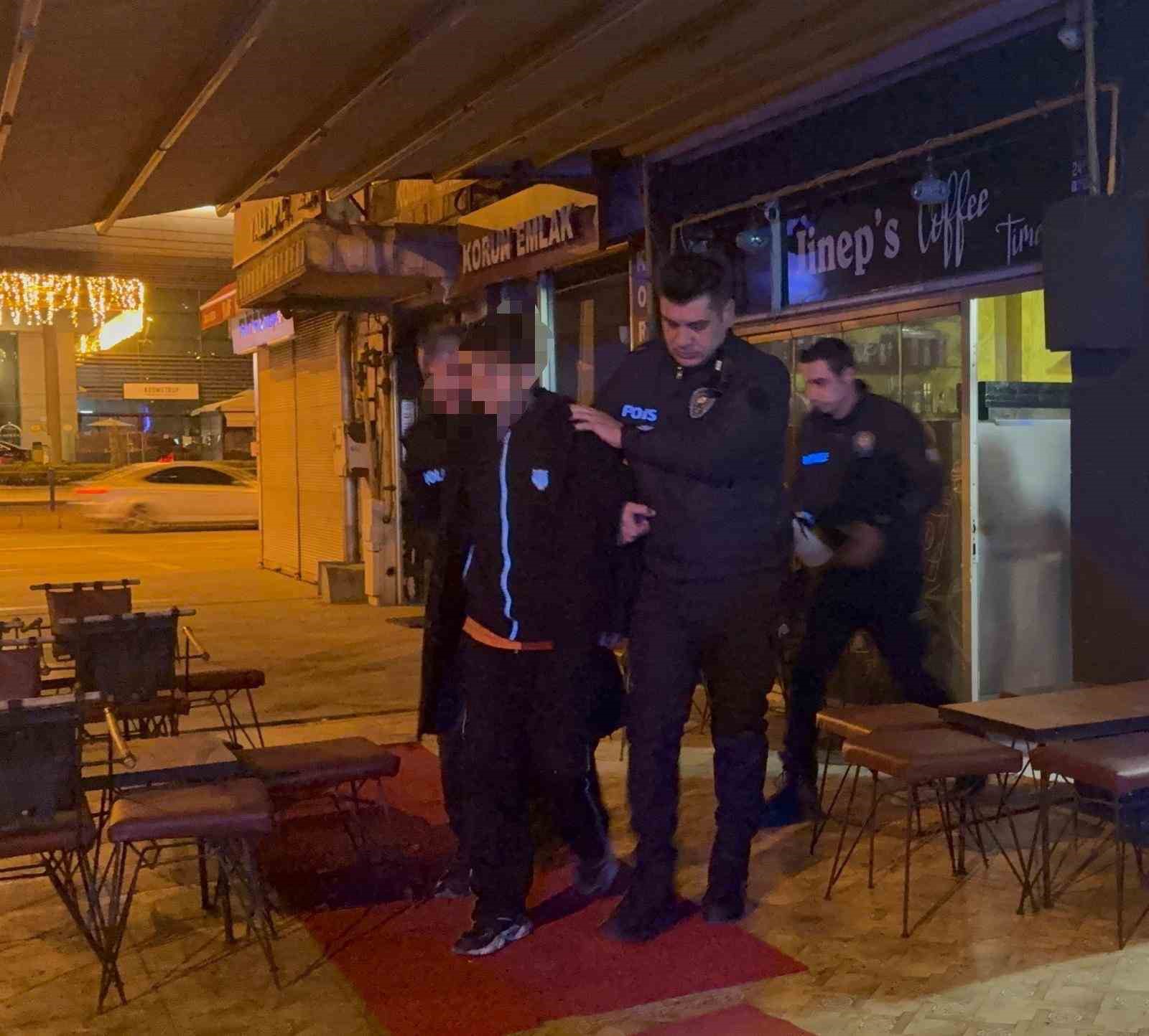 Hırsızlığın böylesi... Hırsızlık için girdiği kafede ısındı, yemek yedi
