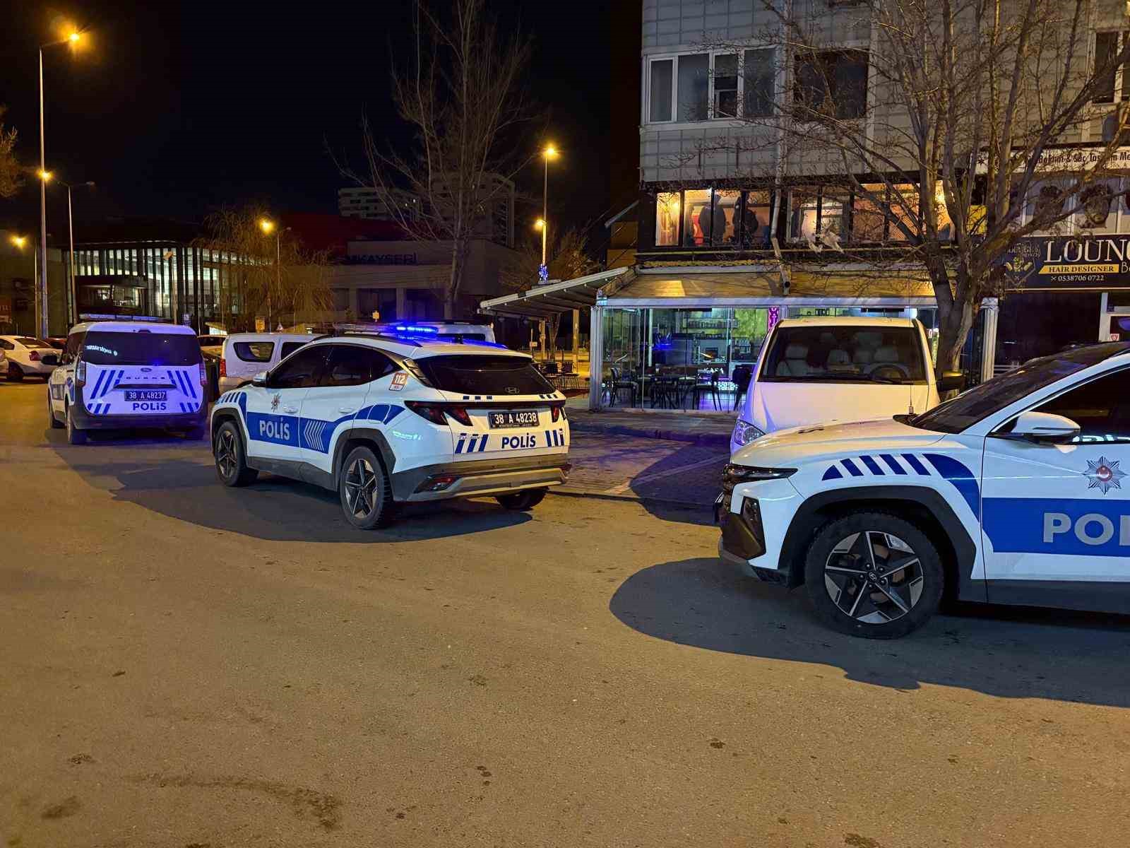 Hırsızlığın böylesi... Hırsızlık için girdiği kafede ısındı, yemek yedi
