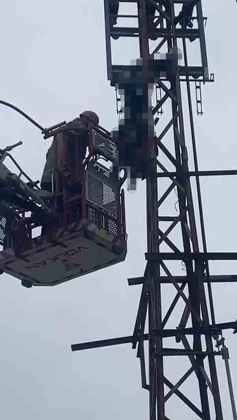 Hırsızlık için çıktığı elektrik direği sonu oldu
