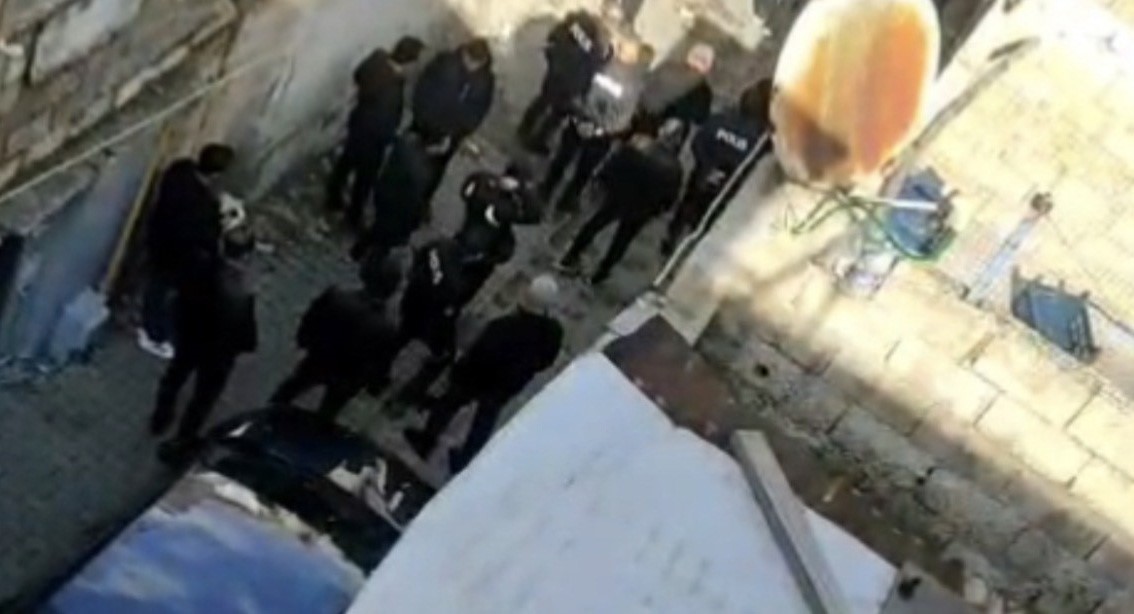 Hırsızlık için eve giren üvey kardeşin boğmaya çalıştığı kadın hastanede hayatını kaybetti
