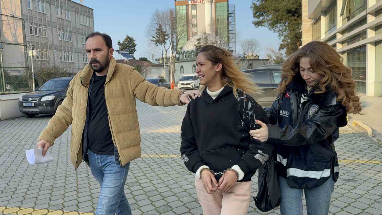 Hırsızlık suçundan 60 kaydı bulunan 8 çocuk annesi kadın tutuklanınca ağlayarak cezaevine götürüldü
