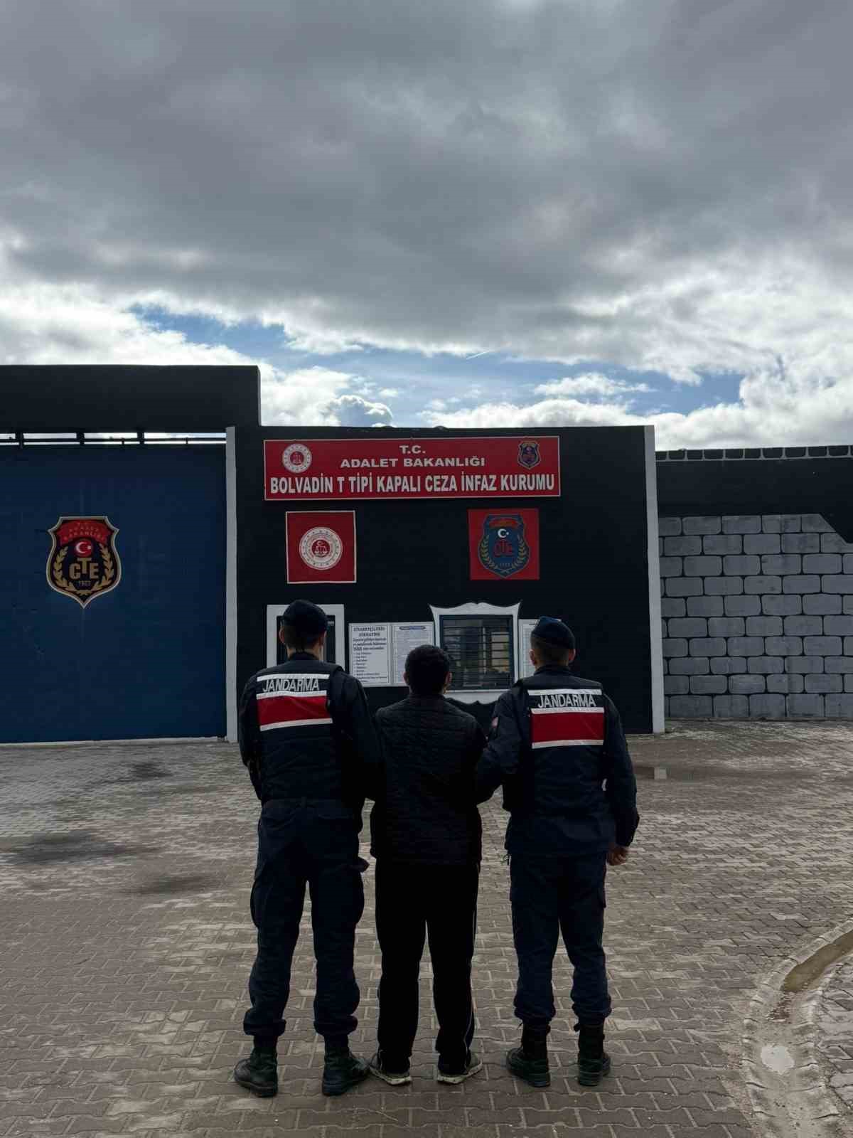 Hırsızlık suçundan aranan şahsı jandarma yakaladı
