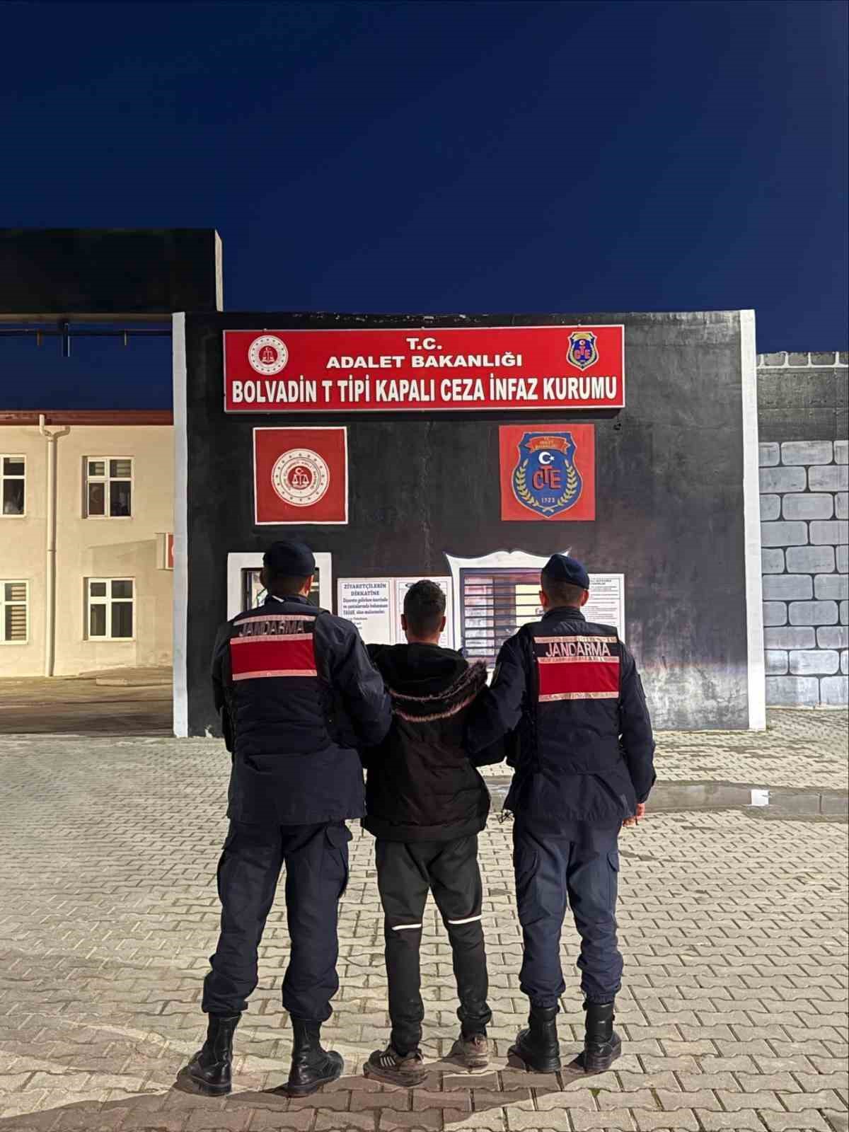 Hırsızlık suçundan aranan şahsı jandarma yakaladı
