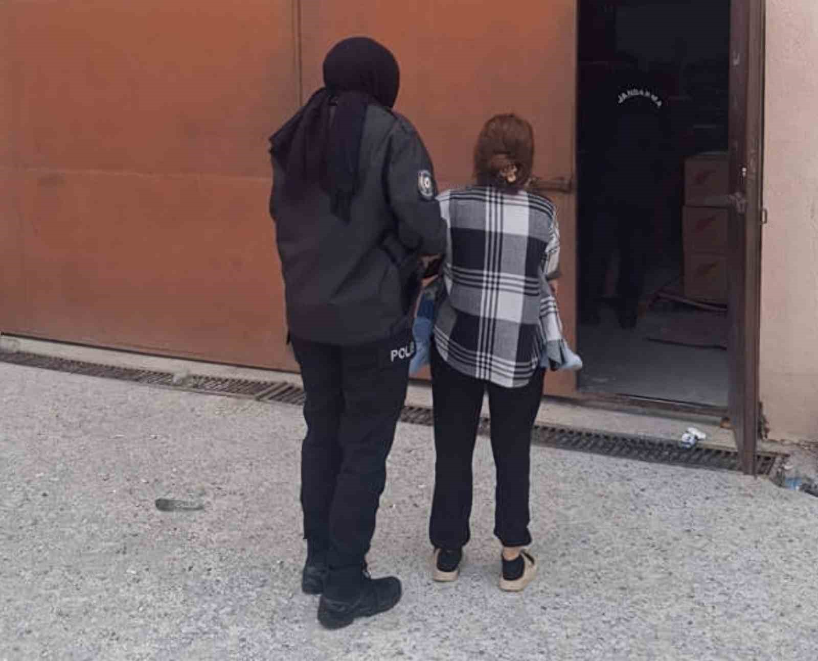 Hırsızlıktan 18 yıl 9 ay hapis cezası bulunan kadın yakalandı
