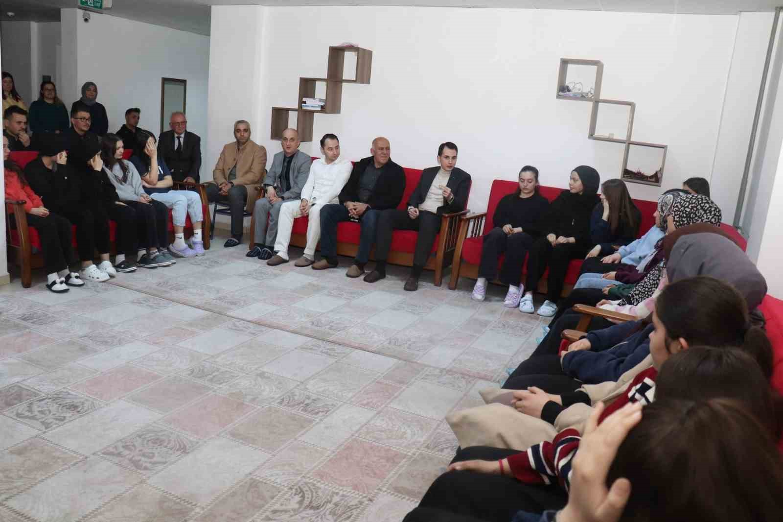 Hisarcık Kaymakamı Erkan Atam, iftar sofrasında öğrencilerle buluştu
