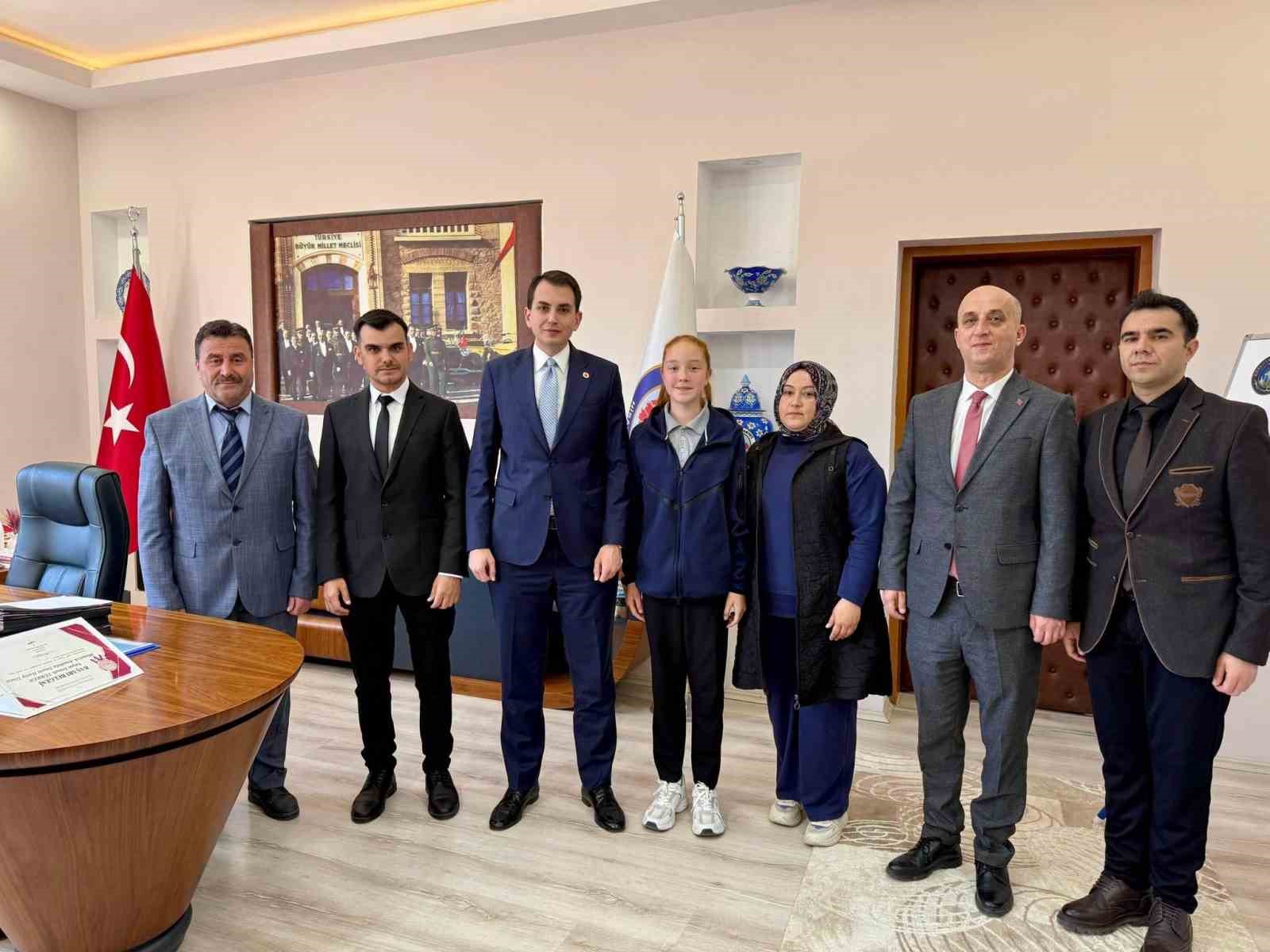 Hisarcık Kaymakamı Erkan Atam’dan başarılı öğrenciye ödül
