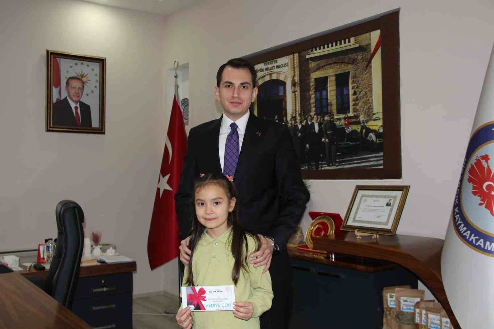 Hisarcık Kaymakamı Erkan Atam’dan il birincisi öğrencilere ödül
